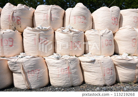 A large number of sandbags piled up 113219268