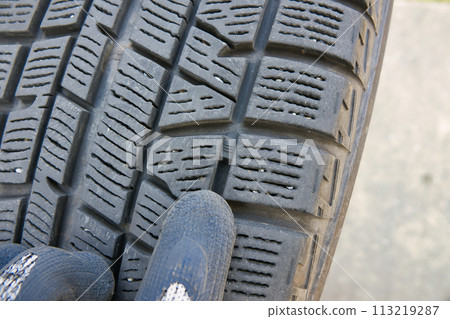 Check by pointing at the triangular mark on the tire slip sign Check by pointing at the triangular mark on the tire slip sign 113219287