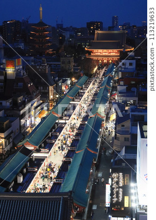 延伸至淺草寺本堂的仲見世通 淺草寺仲見世通夜景 延伸至淺草寺本堂的仲見世通 淺草寺仲見世通夜景 113219633