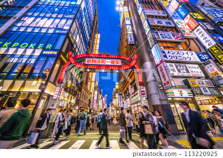 日本東京街景入境...就像在異國他鄉...歌舞伎町擠滿了外國遊客=3月31日 113220925