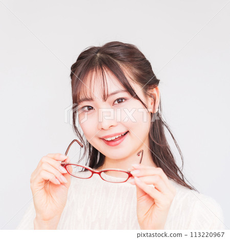 一位眼科醫生的年輕女士摘下眼鏡進行視力測試 [ LASIK 圖像 ] 113220967