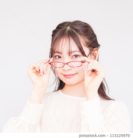 一位眼科醫生的年輕女士摘下眼鏡進行視力測試 [ LASIK 圖像 ] 113220970