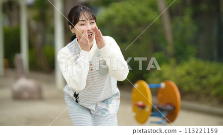 幼兒園老師在公園照顧孩子們 幼兒園老師在公園照顧孩子們 113221159