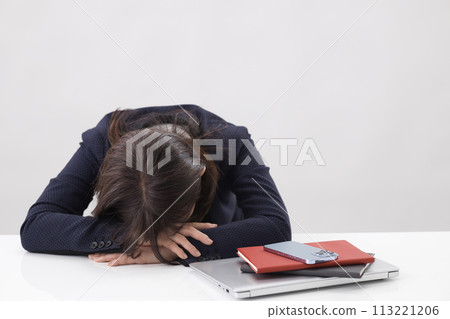 穿著西裝的女商人 穿著西裝的女商人 113221206
