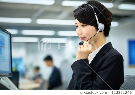在辦公室戴耳機的年輕女接線員 113221246