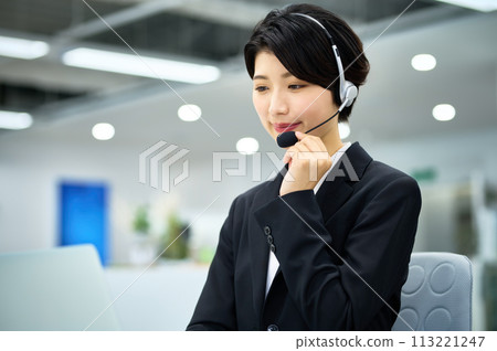 在辦公室戴耳機的年輕女接線員 113221247