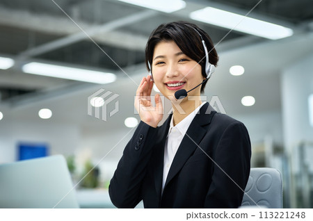 在辦公室戴耳機的年輕女接線員 113221248