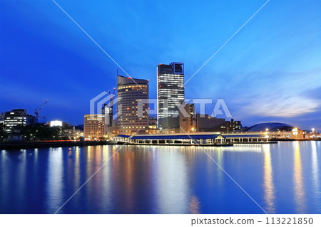 [Kagawa Prefecture] Evening view of Sunport Takamatsu seen from Takamatsu Port (Takamatsu Symbol Tower) 113221850