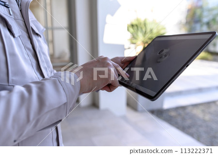 建築相關承包商正在工作的場景 113222371