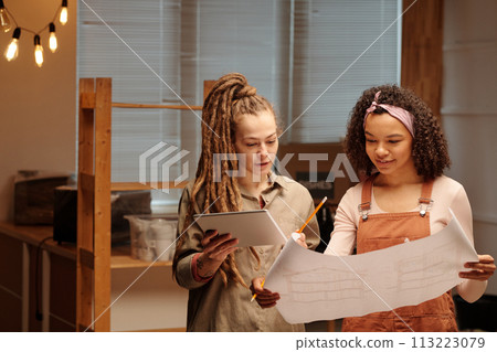 Discussing sketch of cafe interior Discussing sketch of cafe interior 113223079