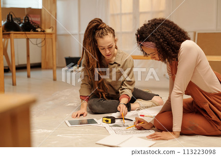 Female entrepreneur pointing at sketch Female entrepreneur pointing at sketch 113223098