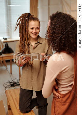 Young colleagues having discussion 113223112
