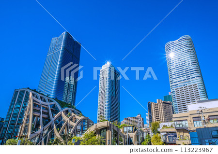 Tokyo cityscape in Japan. View of sunlight reflecting off Azabudai Hills and high-rise apartment buildings. A ray of hope... 113223967