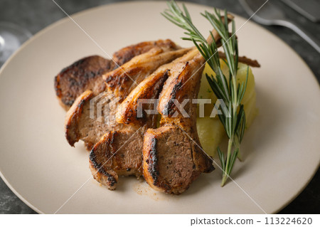 grilled lamb chops with red wine 113224620
