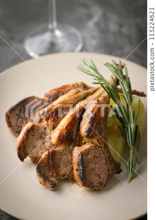 grilled lamb chops with red wine 113224621