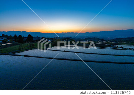 [Early Summer Material] Nakano Terraced Rice Fields at Dawn [Yamanashi Prefecture] 113226745