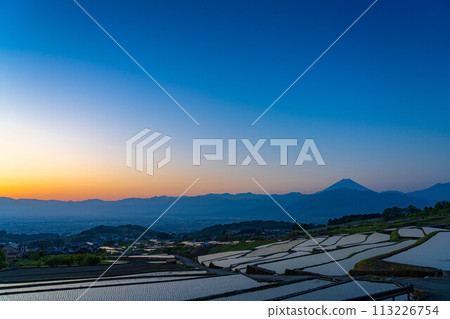 [Early Summer Material] Nakano Terraced Rice Fields at Dawn [Yamanashi Prefecture] 113226754