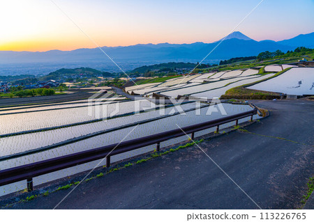 [Early Summer Material] Nakano Terraced Rice Fields at Dawn [Yamanashi Prefecture] 113226765