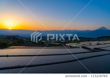 [Early Summer Material] Nakano Terraced Rice Fields at Dawn [Yamanashi Prefecture] 113226769