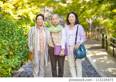 Senior woman enjoying travel Senior woman enjoying travel 113226973