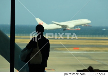羽田機場第 2 航廈國際大廳，女人看著飛機 113227261