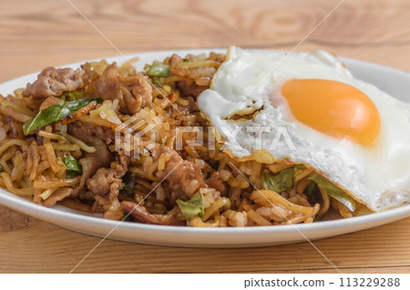 蕎麥麵和煎蛋 蕎麥麵和煎蛋 113229288