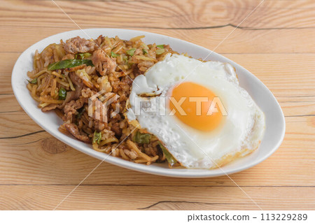 蕎麥麵和煎蛋 113229289