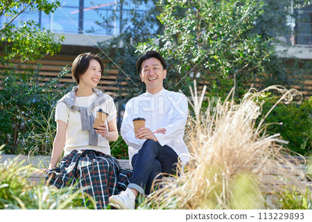 Man and woman having an intimate conversation outdoors 113229893