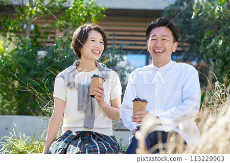 Man and woman having an intimate conversation outdoors 113229903