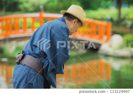 A middle-aged man in a yukata 113229997