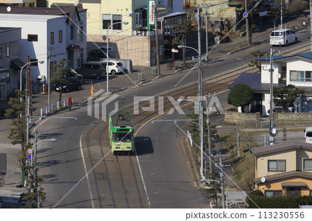 【標誌人駕駛擋風玻璃號碼模糊】函館市電從青柳町電車站出發，前往終點站八地頭 113230556