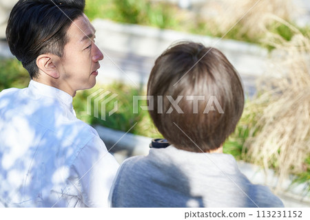 男人和女人在戶外親密交談 男人和女人在戶外親密交談 113231152