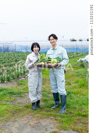 年輕農夫男女與農作物 113231191