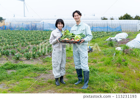 年輕農夫男女與農作物 113231193