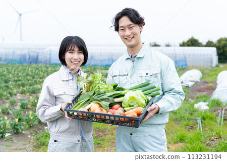 年輕農夫男女與農作物 113231194