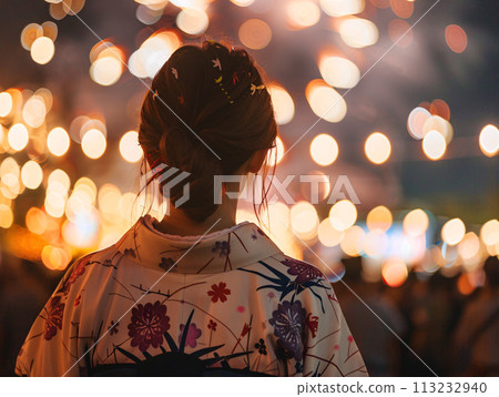 一位亞洲女性在夏季節日上欣賞煙火的後視圖 113232940