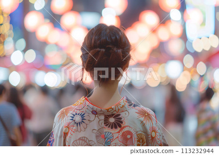 一位亞洲女性在夏季節日上欣賞煙火的後視圖 113232944