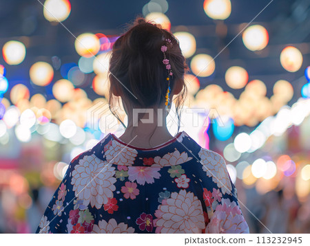 一位亞洲女性在夏季節日上欣賞煙火的後視圖 113232945