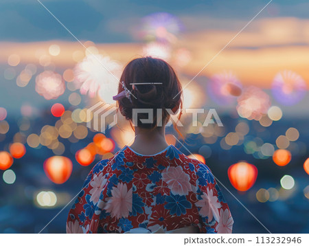 一位亞洲女性在夏季節日上欣賞煙火的後視圖 113232946