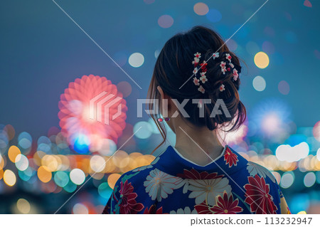 一位亞洲女性在夏季節日上欣賞煙火的後視圖 113232947
