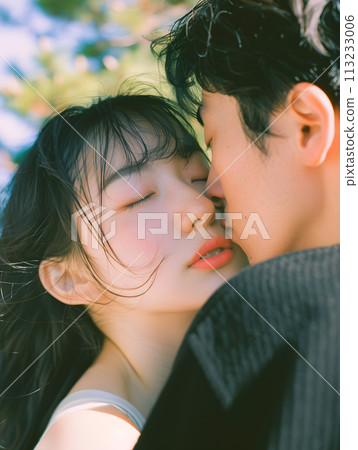 A scene of love between Asian couples cuddling A scene of love between Asian couples cuddling 113233006