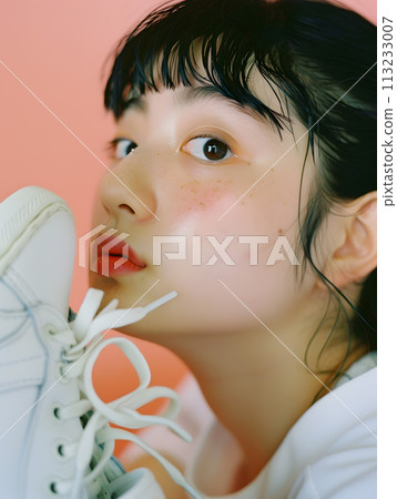A fashionable Japanese woman who leads the trend with sneakers A fashionable Japanese woman who leads the trend with sneakers 113233007
