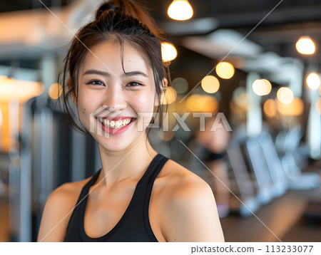 亞洲女性微笑著享受充滿活力的健身生活 113233077