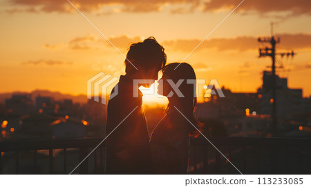 浪漫的日本情侶在夕陽下擁抱 113233085
