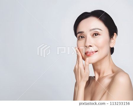 Portrait of a Japanese woman in her 50s with lively beauty 113233156