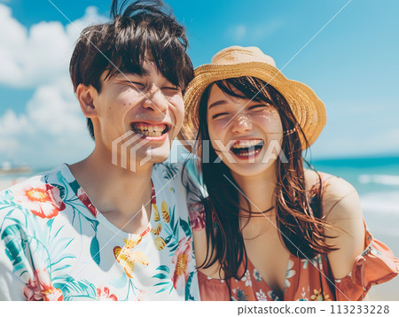 一對微笑的亞洲年輕夫婦享受夏日陽光 113233228