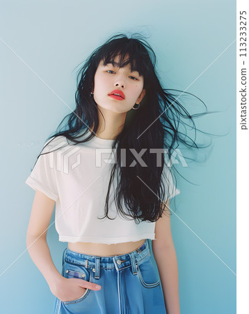 穿著 T 恤和牛仔褲的亞洲女性肖像 113233275