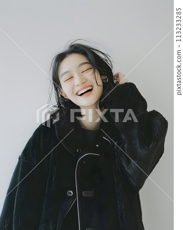 一位具有自然魅力的年輕日本女性的時尚肖像 113233285