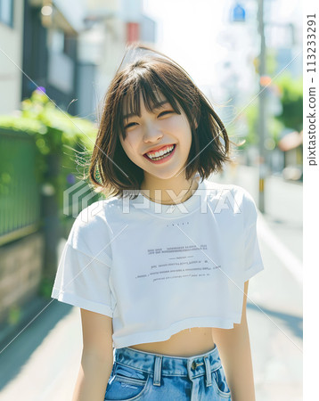 穿著 T 恤和牛仔褲的亞洲女性肖像 113233291