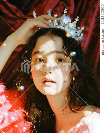 戴著俗氣皇冠的亞洲女孩 113233300